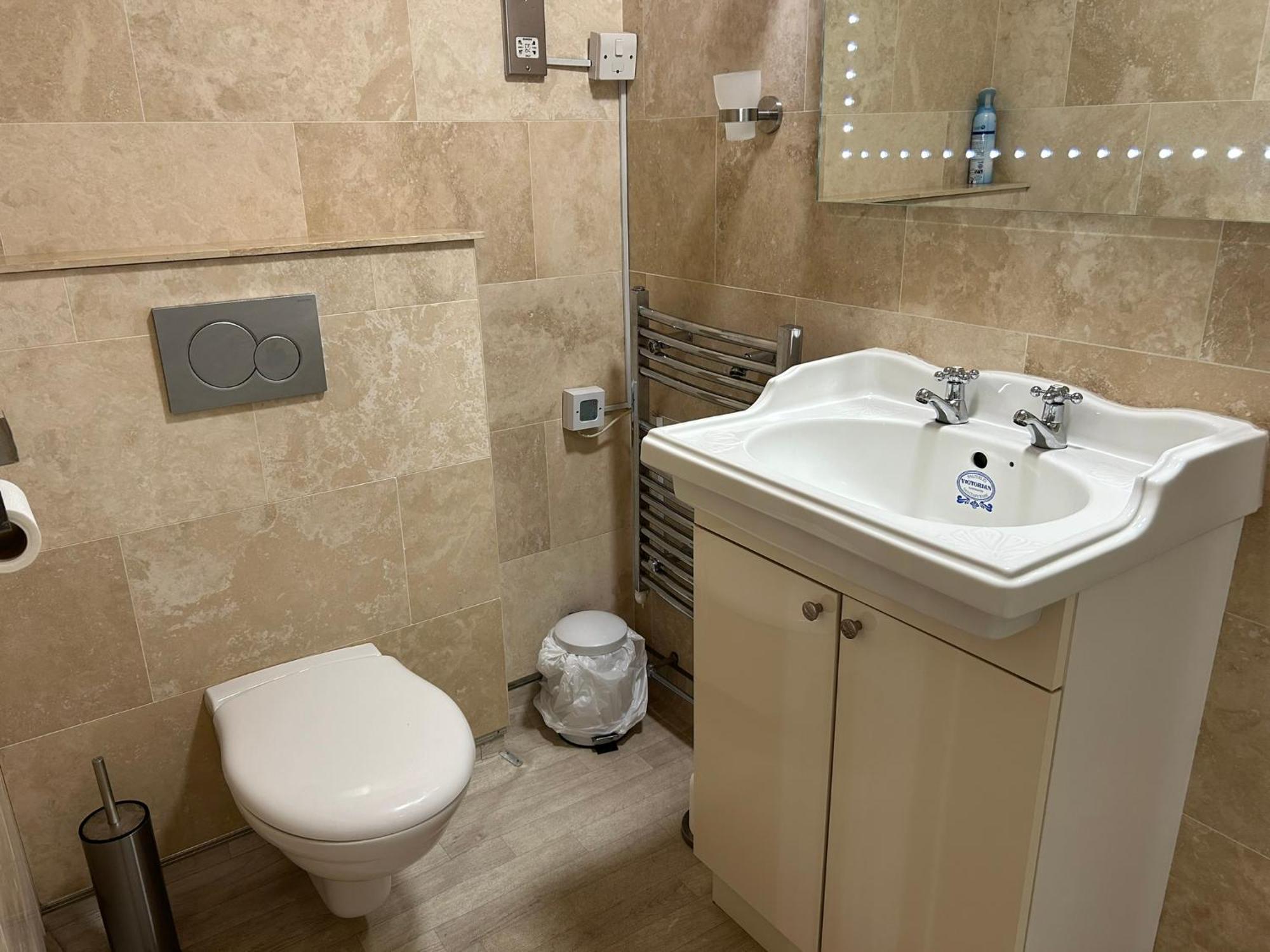 Oakwood Bed And Breakfast Heathrow Hillingdon Exterior foto