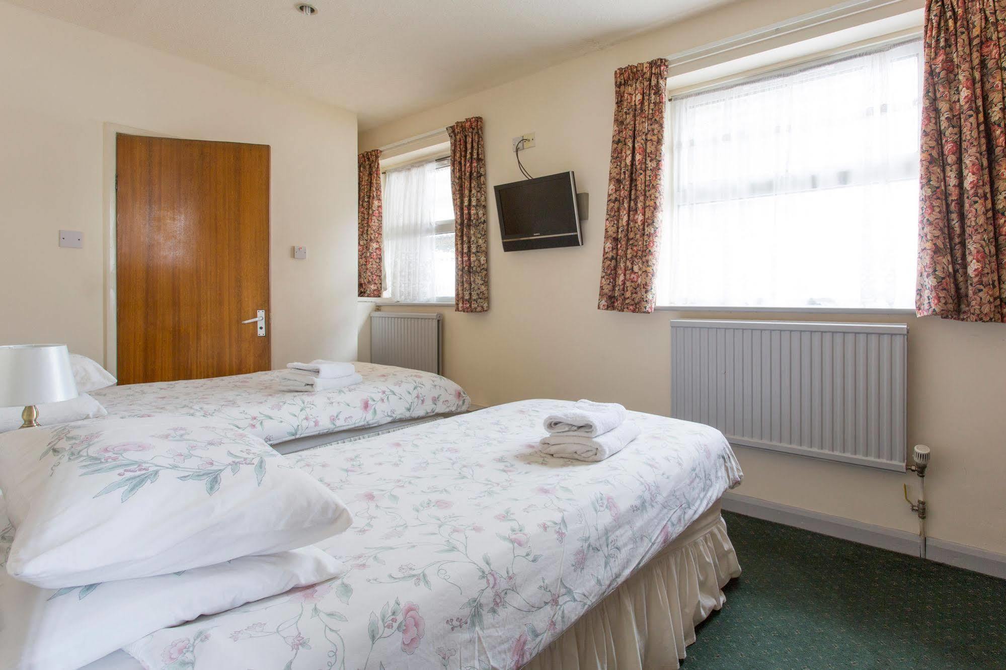 Oakwood Bed And Breakfast Heathrow Hillingdon Exterior foto