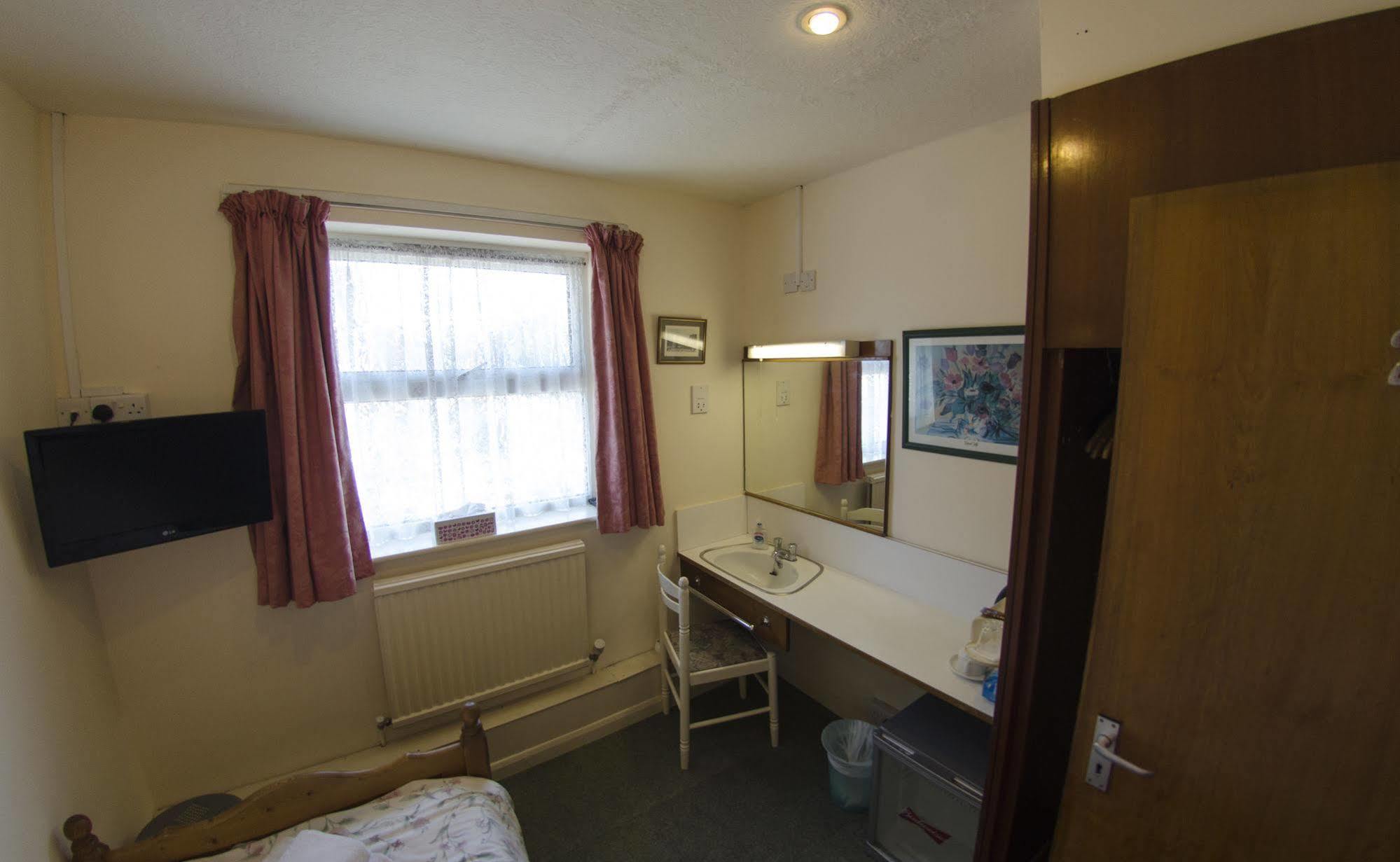 Oakwood Bed And Breakfast Heathrow Hillingdon Exterior foto